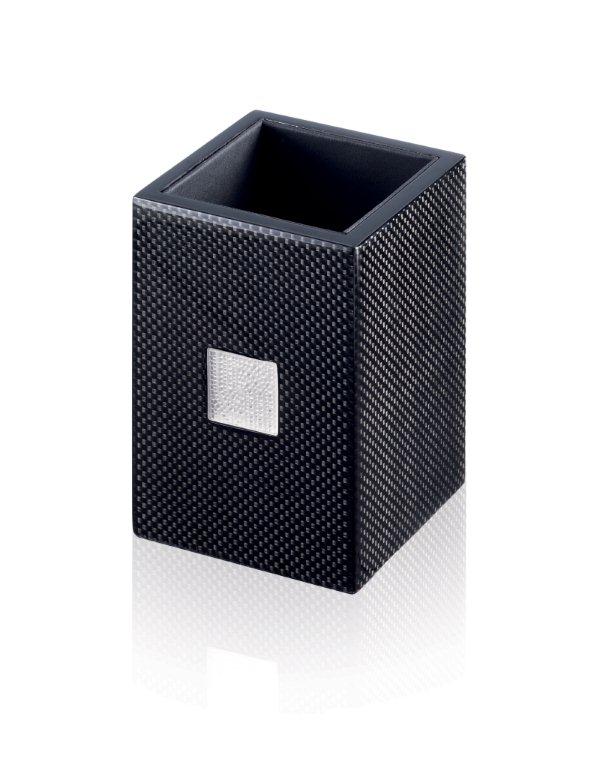 碳纖維給人的沈實與紋理所展視的躍動感，為製造出「玻